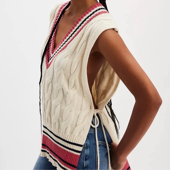 FREE PEOPLE CABLE KNIT SWEATER VEST WITH SIDE TIE DETAIL! S - Picture 3 of 11